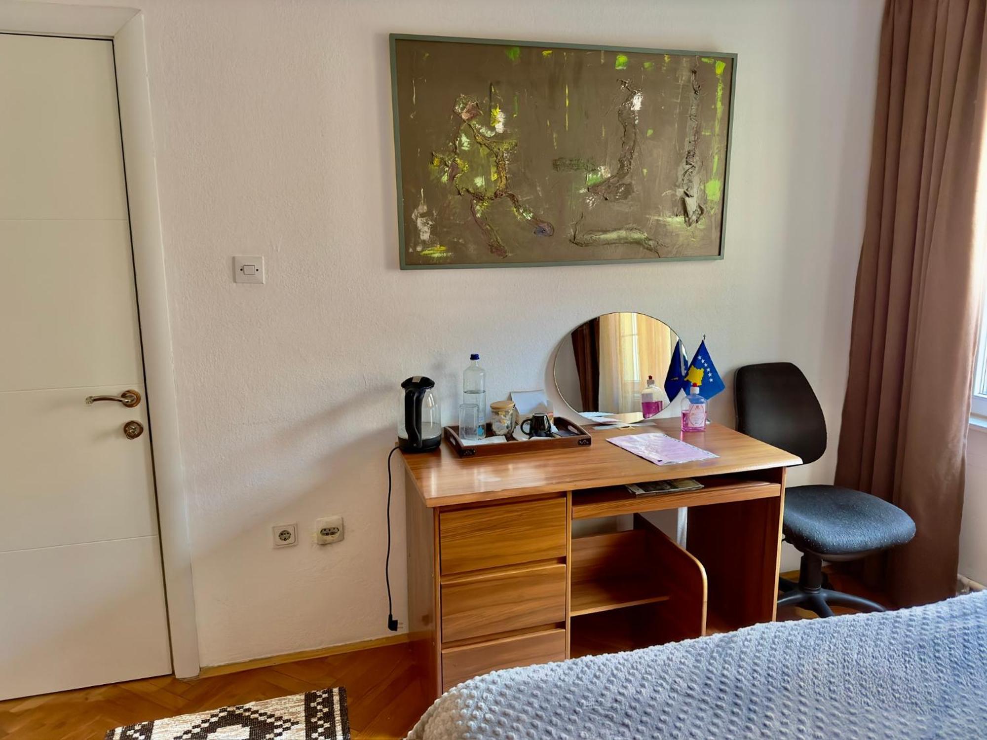 Convini Bed & Bathroom Homestay Pristina Exterior photo