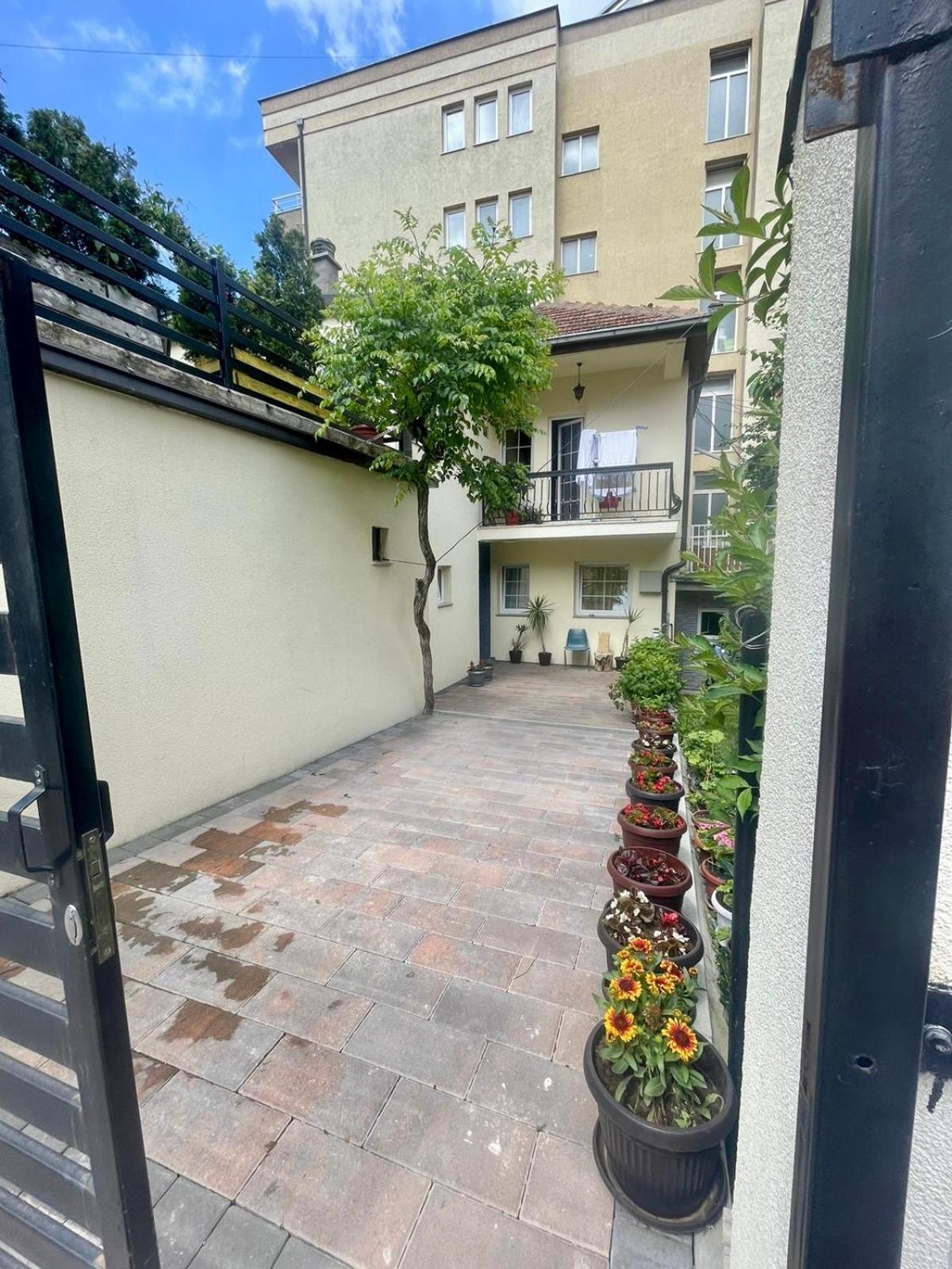 Convini Bed & Bathroom Homestay Pristina Exterior photo
