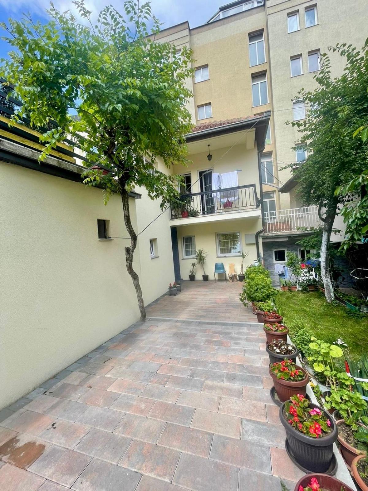Convini Bed & Bathroom Homestay Pristina Exterior photo